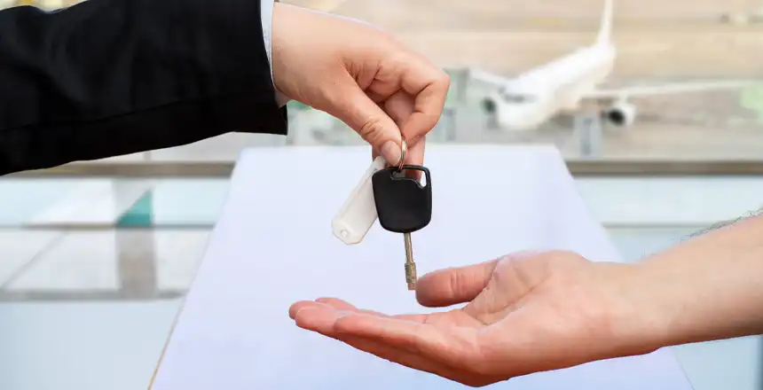 Schl&uuml;ssel&uuml;bergabe am Flughafen